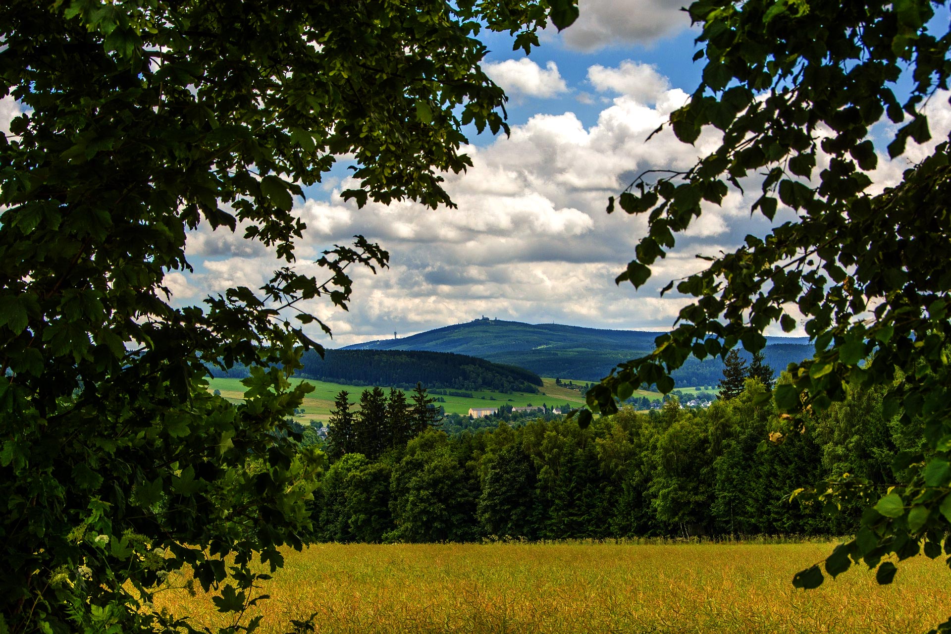 Das schöne Erzgebirge mit dem Fichtelberg im Hintergrund